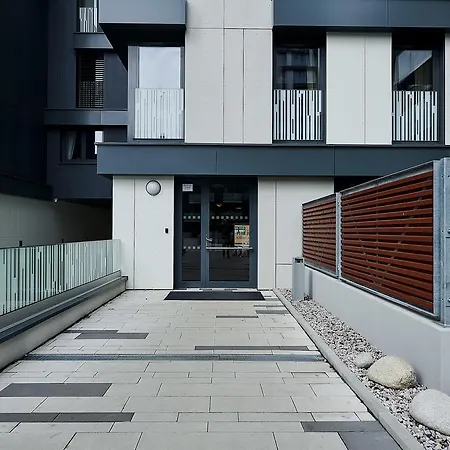 花园大厦公寓 *